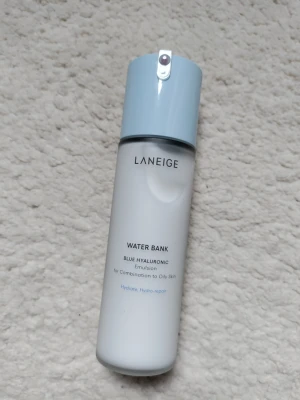 Laneige Water Bank Blue Hyaluronic Toner - Fräsch toner från Laneige i serien Water Bank Blue Hyaluronic. Kommer i en stilren, vit flaska med ljusblått lock och pump. Perfekt för kombinerad till oljig hud och ger intensiv återfuktning med hyaluronsyra. Enkel att använda och snygg att ha i badrumshyllan.