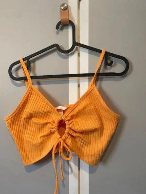 Orange croptop - Croptop från h&m i storlek s, använd enstaka gång och i mycket gott skick!