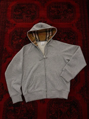 Burberry zip hoodie - Burberry zip hoodie i jättefint skick med skönt material, Storlek L barn vilket motsvarar XS-S herr. Perfekt för sommaren och våren. Hör av er vid fler frågor och funderingar! Pris går att diskutera! 💯