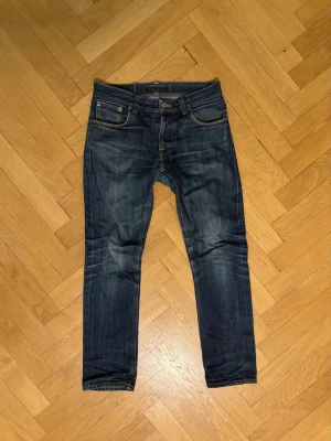 Nudie Jeans Selvedge Grim Tim - Nudie Jeans Selvedge Grim Tim i storlek 29/30 | Mycket fint skick på jeansen med lagning i grenen från Nudies Repair Shop (se bild 4) | Priset är ej hugget i sten o h kan diskuteras vid snabb affär!