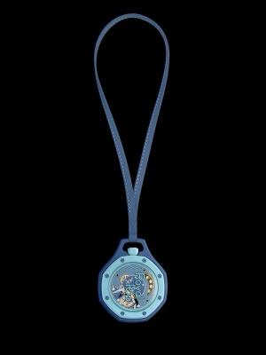 Blå AP x Swatch hängande klocka - Cool blå klocka från AP x Swatch med detaljerad urtavla och synliga mekaniska delar. Klockan har ett unikt hängande band och en modern design med geometriskt mönster på urtavlan. Perfekt för dig som vill sticka ut med en accessoar som verkligen syns.