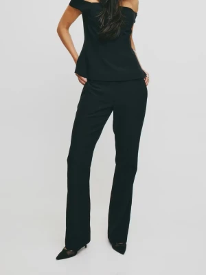 Svarta bootcut  kostymbyxor från bik bok - Stilrena svarta kostymbyxor med bootcut passform och låg midja. Byxorna har klassisk design och är tillverkade i ett slätt tyg som ger en dressad look. Perfekta att matcha med olika toppar för en snygg outfit. ( det finns tecken på användning)