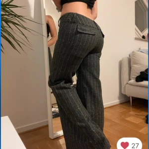 Mörkgrå randiga wide kostymbyxor - Super snygga lågmidjade kostymbyxor som tyvärr är försmå för mig nu💕 Första bilden är inte min men den andra är 💋 Det finns en "innerbyxa" som är sönder men de påverkar inte hur byxorna ser ut eller sitter 💕