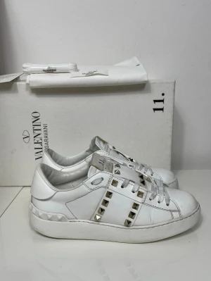 Valentino Rockstud Skor  - Säljer nu dessa Valentino Rockstud Skor med ett nypris på 7 700 kr!, skriv för fler bilder/frågor🙌🏼 