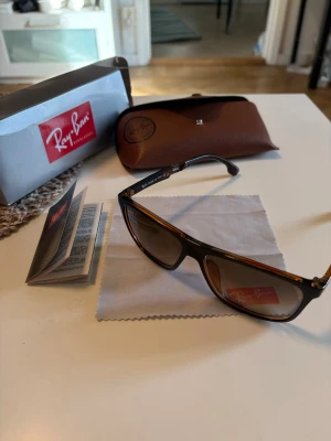 Bruna Ray-Ban solglasögon Wayfarer - Snygga svarta Ray-Ban Wayfarer solglasögon. Nästan helt oanvända. Allt pp bilderna följer med.