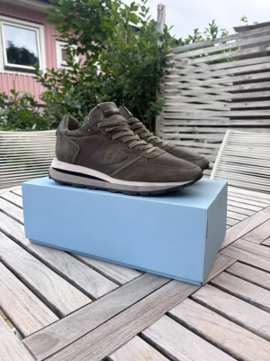 Philippe Model Trainers - Säljer nu dessa otroligt fräscha Philippe Model Trainers! Storlek 42 || Skorna är i nyskick och endast använda ett fåtal gånger! Kvitto, Box och dustbag medföljer, dvs allt og! || Tveka ej vid frågor! Mvh Oscar 