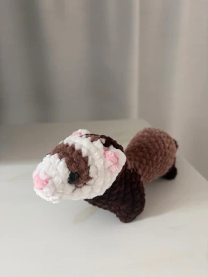 Virkad ferret/vessla gosedjur - Jättegullig handvirkad ferret/vessla!🧸 Gjord i chenillegarn med polyesterfyllning🥰 Ca 8cm x 27cm ‼️Gosedjuret innehåller säkerhetsögon, som ej rekommenderas för barn under 3 år. 
