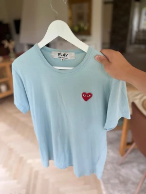 Ljusblå Comme des Garçons PLAY t-shirt - Ljusblå t-shirt från Comme des Garçons PLAY i riktigt bra skick✨Storlek XS. Hör av dig vid funderingar👑
