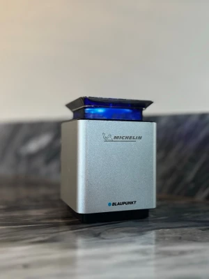 Blaupunkt Michelin trådlös högtalare - Snygg och kompakt trådlös högtalare från Blaupunkt i samarbete med Michelin. Högtalaren har en silverfärgad kropp i metall och svart/blå touchpanel på ovansidan med lysande blåa knappar för enkel styrning av musik. Perfekt för att ta med överallt. Infällbar design med blått LED-ljus. Batteritid på 5-6 timmar. Effekt 3 watt. Tilläggspris 10 kr på USB-laddare till högtalaren.