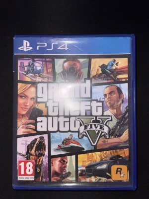 Grand Theft Auto V till PS4 - Säljer spelet Grand Theft Auto V till PlayStation 4. Omslaget har färgstarka illustrationer och spelet levereras i ett blått plastfodral med tillhörande skiva. Perfekt för dig som gillar action, äventyr och öppna världar.