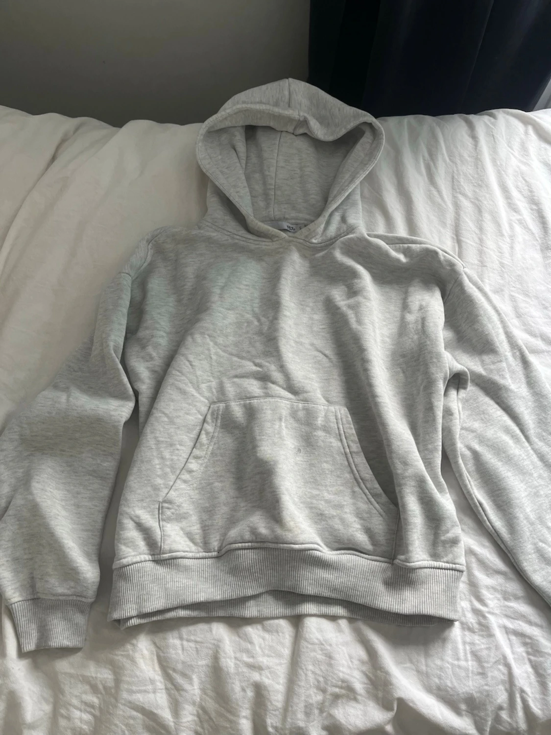 Ljusgrå basic hoodie med huva
