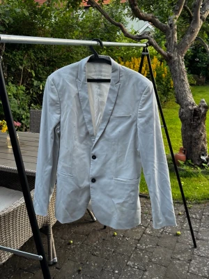 Skit ful kavaj - Ärlig säljare, jag sätter ett pris och personen som vill leka med tyg får göra det. Jag ser ingen anledning till att ha den hemma
