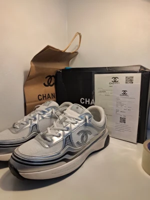 Dubbel C skor - Snygga vita sneakers med silverdetaljer och tydligt logga på sidan. Skorna har en chunky sula, mesh- och lädermaterial samt vita skosnören. Perfekta för dig som vill ha en exklusiv och trendig look. Pris kan diskuteras! Seriös köpare!😉 Skriv för mer bilder! LEVERERAS SAMMA DAG SOM KÖPET!