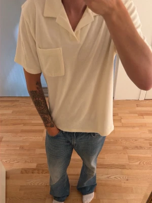 Skjorta - Grymt stilig och skön frotté skjorta från Oas den är enligt mig som ny knappt använd, sizen är large och skulle säga den passar även bra på medium! 