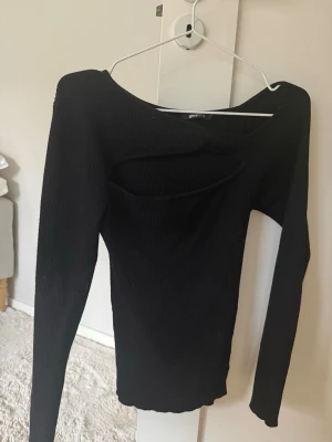 Svart lång armad festtröja  - Svart långarmad tröja från Gina Tricot med en snygg cut-out detalj vid bröstet. Tröjan är knappt använd och i nyskick.❤️