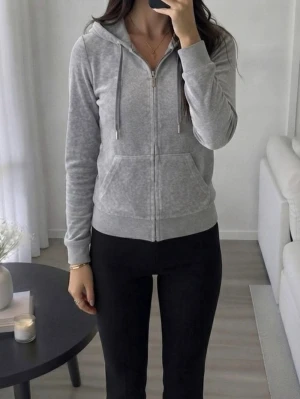 Juicy Couture kofta - Juicy Couture kofta med huva i grå. Mycket gott skick sparsamt skick. Missfärgning på dragkedja 