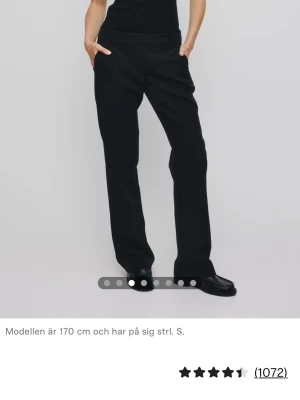 Svarta kostymbyxor Bik bok - Snygga svarta kostymbyxor med rak passform och hög midja. Säljer då de inte används och är lite för små. Nypris 499