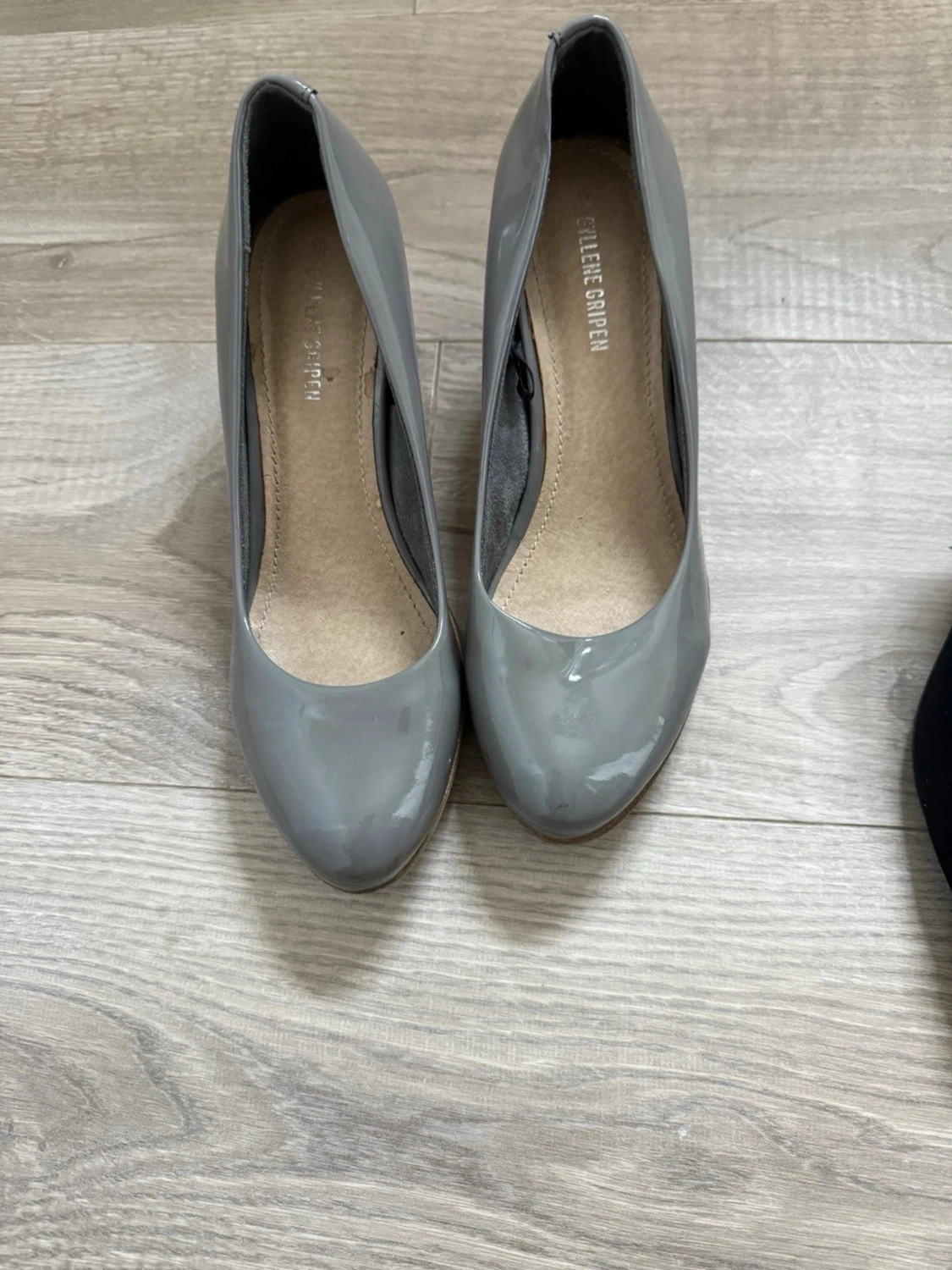Grå lackade pumps med rund tå