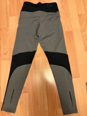 Grå leggings med svarta detaljer - Tränings byxor från otp i storlek S. Tänk på jag har hund i hemmet 🌸 (snöret saknas i midjan) 