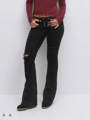 Jeans svarta bootcut - Säljer ett par svarta bootcut jeans från gina som knappt är använda,  är även nerlagda men går lätt att sy upp💕 Skriv vid frågor eller om fler bilder, storlek s 
