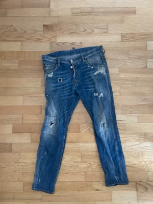 Dsquared2 jeans blå - Äkta dsquared2 jeans i färgen blå. Nästan helt oanvänd och har inga defekter alls. Storlek 50 (sitter som small). Köpt för ca 4000kr nypris.