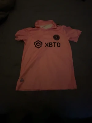 Rosa Inter Miami Messi matchtröja - En fin Messi tröja från Inter Miami, är i bra skick och väldigt praktiskt nu i sommar, några frågor eller funderingar är det bara att höra av sig :)