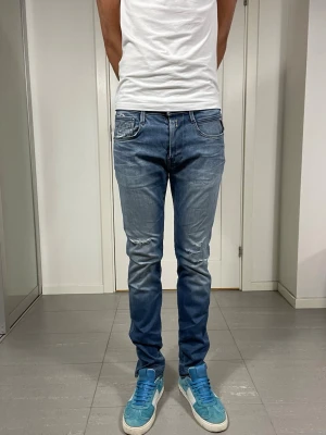 Replay Anbass Jeans  - Säljer nu dessa Replay Anbass Jeans med slitningar i populär design W31 o L32 med mått ca 39 o 106 cm, skriv för fler bilder/frågor🙌🏼 