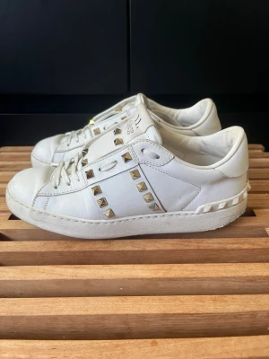 Valentino rockstuds  - Tjena, säljer nu dessa riktigt snygga och populära valentino rockstudsen, de är i bra skick, storlek 37, endast skorna ingår, hör av er vid frågor och funderingar🙌🤝 