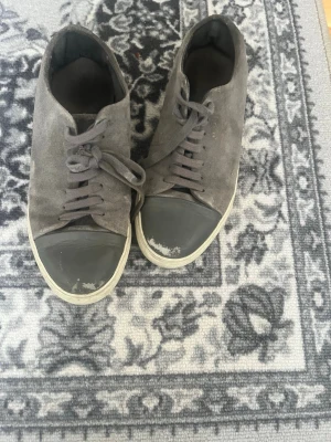 Gråa låga sneakers i mocka - Snygga arigato skor tyvärr ganska slitna. Perfekt nu i sommar. Vid fler funderingar och info hör av er//Wille
