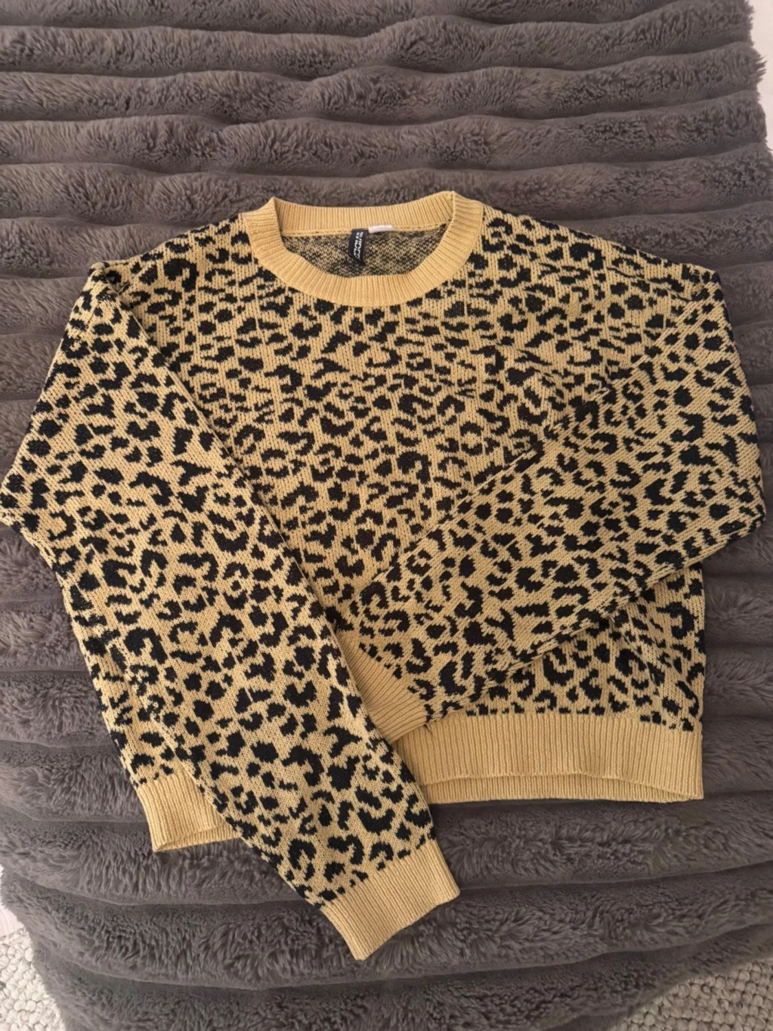 Gul leopardmönstrad stickad tröja - 1