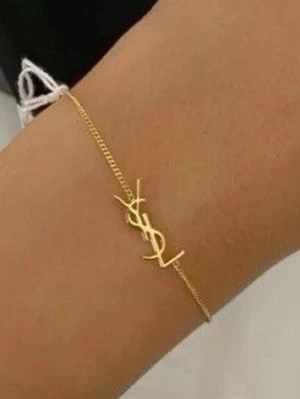 Guldigt armband - Snyggt och minimalistiskt armband i guldton. Tunt kedjearmband som ger en elegant vibe och passar perfekt till din vardagsstil. Justerbar längd med liten bricka vid låset. Perfekt accessoar för dig som gillar stilrena smycken.