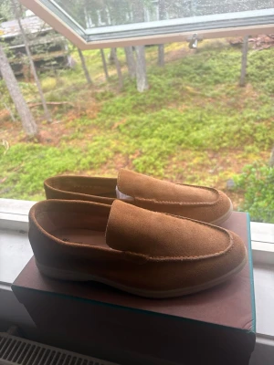 Loro Piana summer walk - Loro Piana Summer Walk, färg Tan   Mycket fint skick, använda endast 2–3 gånger. Köpta i Rom, Italien.   Originalbox, dustbag och tillbehör medföljer.   Säljs då de inte används.   Vid frågor är det bara att höra av sig.   Mvh Lucas
