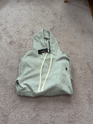 Helt ny Ralph Lauren Hoodie  - Säljer denna helt nya Ralph lauren hoodie! Sjukt skön nu under sommaren! Storlek M men! Nypris 2299 mot pris endast 850 dm vid frågor!!