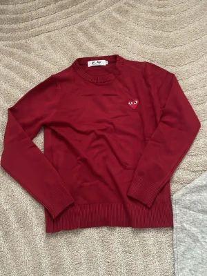 Röd tröja Comme des Garçons Play - sweatshirt. tight på kroppen med stretchig material. den satt kort för o va storlek S