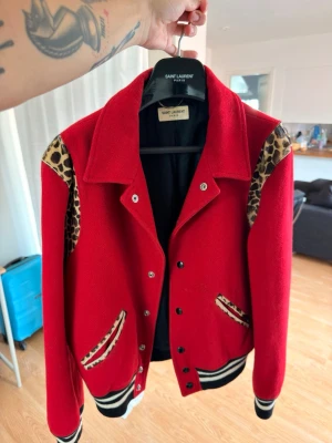 Saint Laurent cheetah Teddy  - 2015 cheetah teddy (size 46) saknar tyvärr washtag men i förövrigt bra skick (wear på fickor och axlar) köpt på Grailed. Dm för mer frågor 