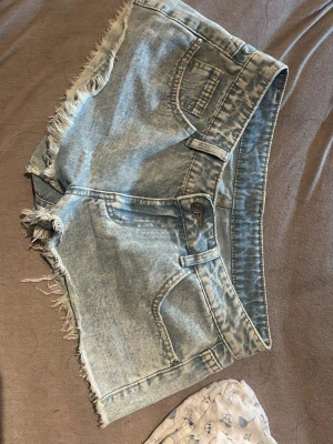 Low waist jeansshorts - Jeansshorts som jag köpt second hand, midjemått är 38cm, strl M men passar som S/M står ej märke i shortsen. skriv om du har frågor!🌸💕
