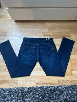 Mörkblå dondup jeans GEORGE - Tvär feta mörkblå skinny fit dondup jeans i modellen GEORGE. Min längd är 182cm och 66kg. 