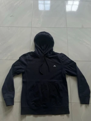 J Lindeberg hoodie - Riktigt schysst hoodie från j lindeberg. Skick 6/10, tveka inte o skriva om ni har frågor!
