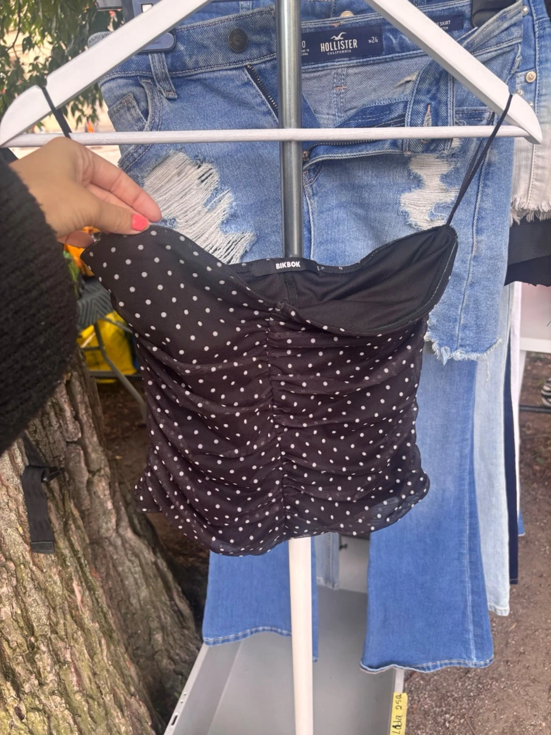 Svart prickig linnetopp från Bik Bok