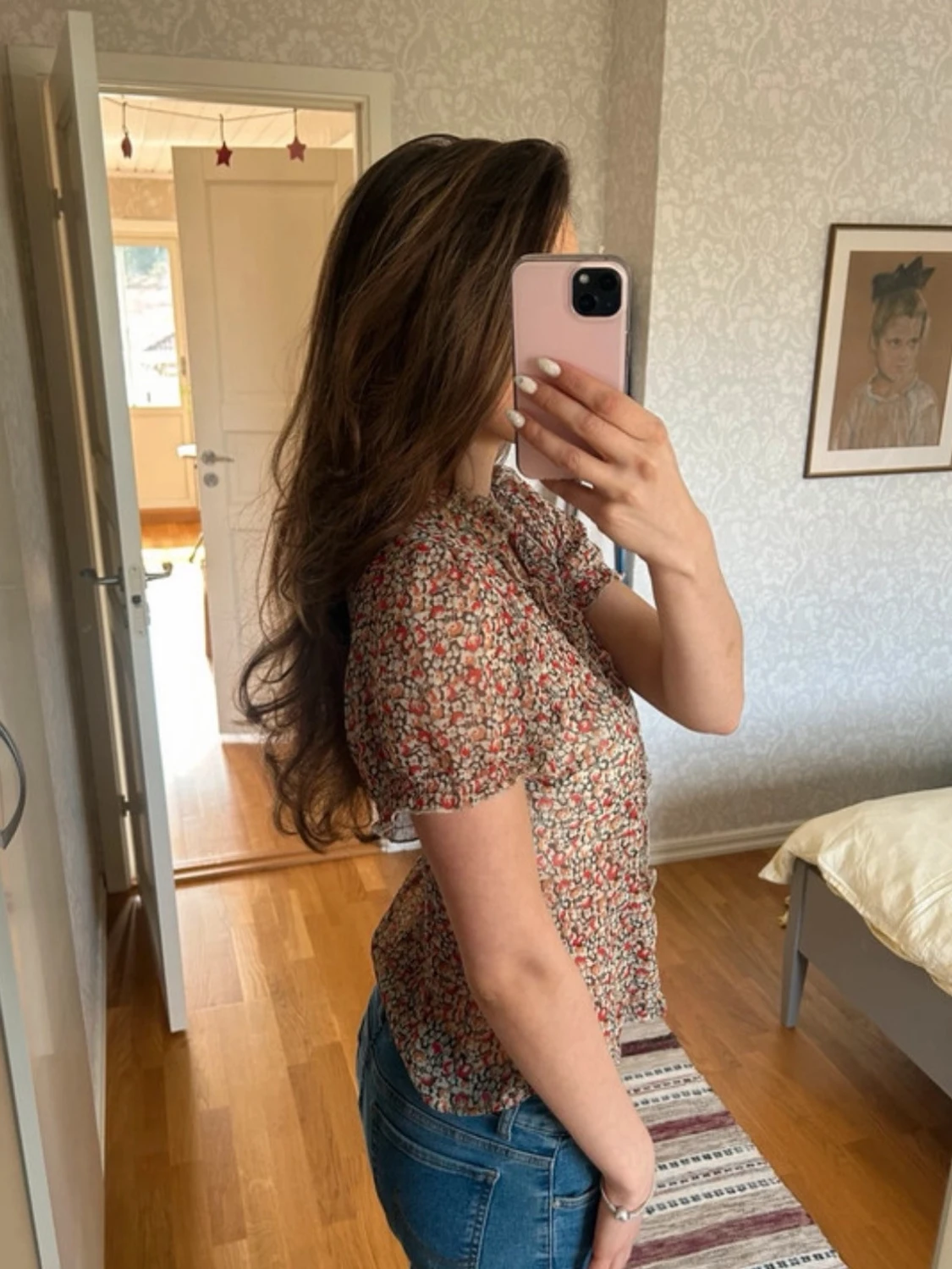 Blommig kortärmad blus med volang - 5