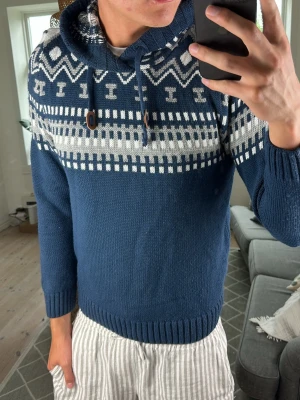 Mönsterstickad Hoodie  - Säljer nu denna unika och extremt snygg hoodien. Inga defekter, mått: A:45 B:40 C:38 D:63 (cm) Skriv vid fundering 😇🙌