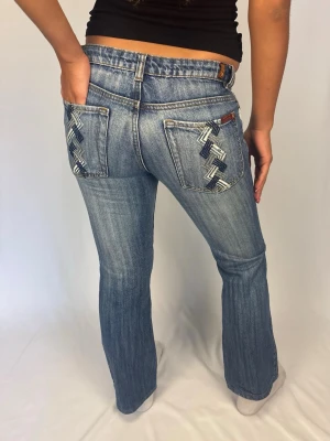 Supersnygga jeans - Supersnygga 7 for all mankind Jeans | Storlek 28 | Jättefint skick! | Jag är 168cm lång och väger 60kg | Mått: Ytterbenslängd: 94cm. Midjebredd: 39cm. Lårbredd: 27cm. Fotöppning: 21cm. Kontakta mig vid fler frågor eller funderingar!💗