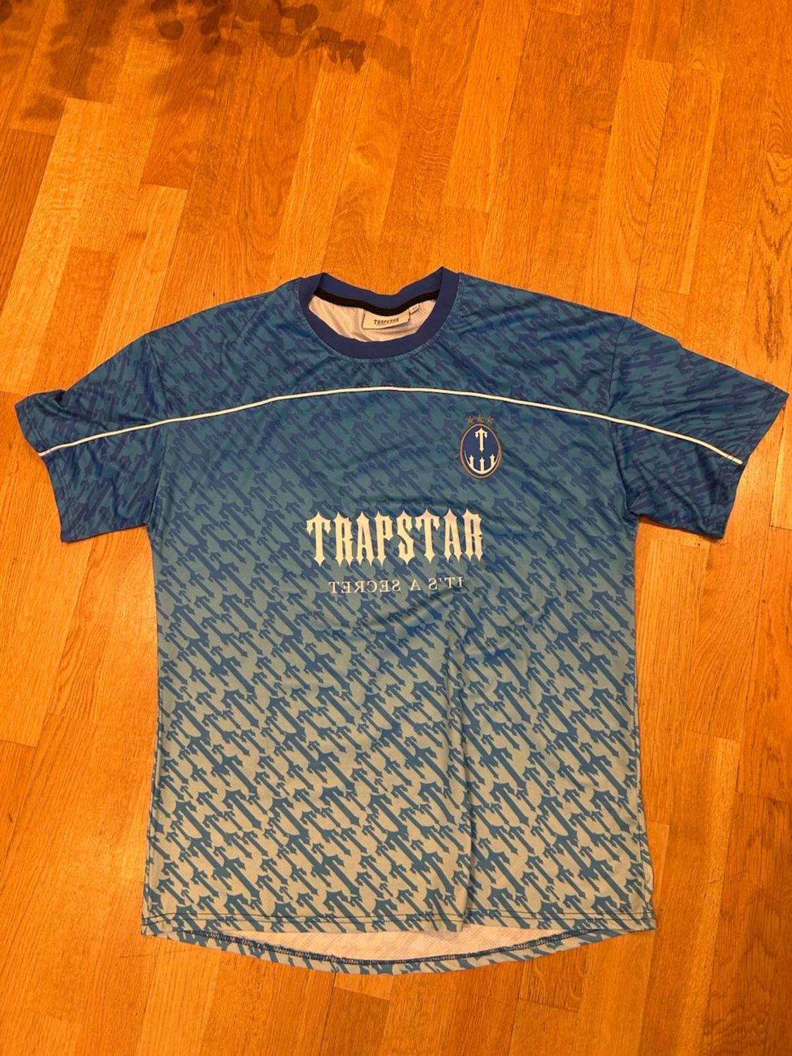 Blå mönstrad Trapstar t-shirt