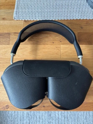 Apple AirPods Max grå over-ear hörlurar - Snygga och moderna Apple AirPods Max i rymdgrå färg. Over-ear design med mjuka öronkuddar och justerbart huvudband i mesh. Tillverkade i aluminium och rostfritt stål med en stilren finish. Perfekta för musik, gaming eller film. Volym knappen har ramlat av därav detta bra pris! 