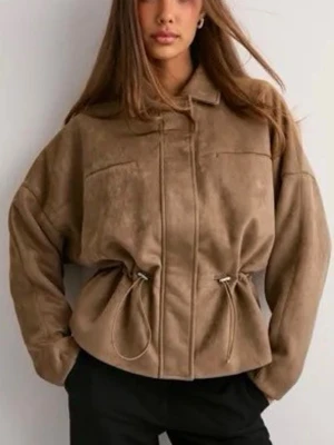 Beige mockajacka med snörning - Snygg beige mockajacka med dragkedja framtill och cool snörning i midjan för en justerbar passform. Jackan har en loose fit och långa ärmar, perfekt för dig som vill ha en trendig och avslappnad look. Jackan är använda en gång och sedan bara hängt i garderoben. Den ser ut att vara ny. Kostar 700 kronor nypris, säljer den för 550kr, priset kan diskuteras.