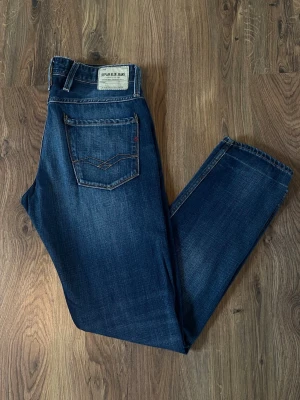 Replay Anbass - Säljer ett par feta Replay jeans i den trendiga modellen “Anbass”. 👖 Mörkblå färg med snygg wash. | Skick: 8/10 | Storlek: W33 L34 | Pris: 549kr | Skriv vid minsta fundering😊
