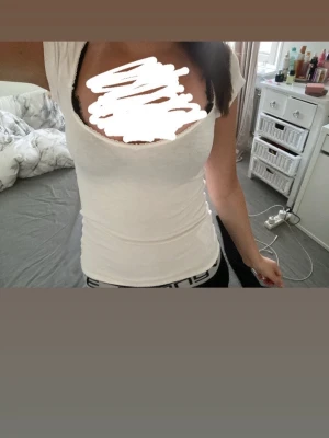 Vit och mörkblå topp  - Säljer två toppar från Nelly i storlek XS i båda, har använt dom en gång så dom är i bra skick 😊 skriv om ni vill köpa bara ena så går det också eller vid fler bilder 😚