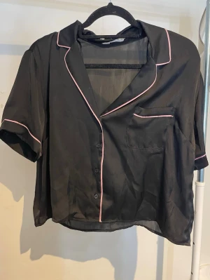 Svart pjamas - Svart pjamas med rosa detaljer från Primark, storlek M.