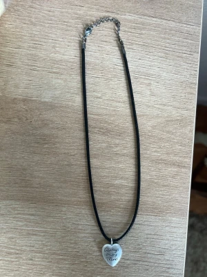 Halsband med hjärta - Svart halsband med en silverfärgad hjärtberlock från Brandy Melville, fint skick. Säljs inte längre 