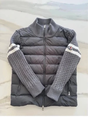 Grå Moncler cardiganjacka med dragkedja - Jätte fin Moncler cardigan i storlek S. Använd 1 gång så är som ny. Priset kan självklart diskuteras☺️ kom med frågor